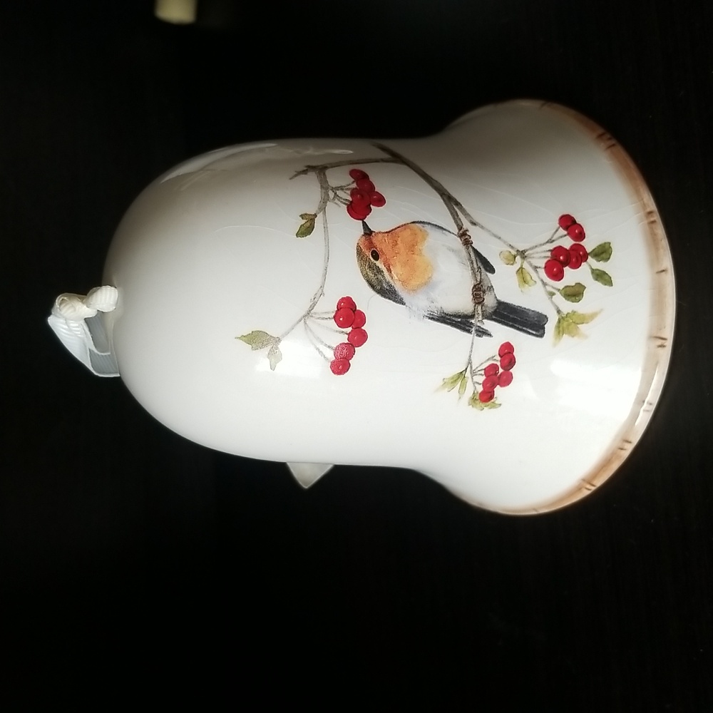 Porcelain Bell A bird With Berries
